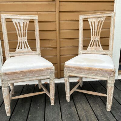 341)Gustavianska stolar med framtagen originalfärg (publ.22/11-21)